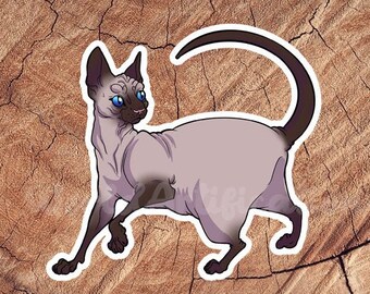 Può includere: Un adesivo di un gatto grigio chiaro con gli occhi azzurri. Il gatto è in una posa di camminata con la coda arrotolata attorno al suo corpo. L'adesivo è su uno sfondo di legno marrone.