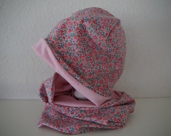 Beanie&Mütze Loop en un conjunto de flores