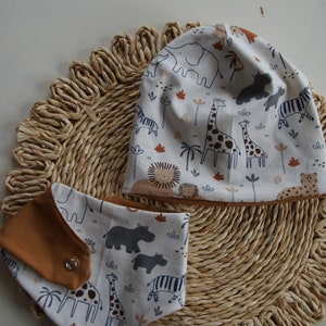 Bonnet et écharpe triangulaire dans un ensemble d'animaux/animaux de zoo pour bébés et tout-petits