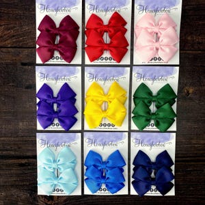 Könnte beinhalten: Ein Set aus drei Keramikbechern mit gesprenkelter, matter Oberfläche. Die Becher sind in den Farbtönen Creme, Hellgrau und Dunkelgrau gehalten. Jeder Becher hat ein schlichtes, minimalistisches Design, ideal für Kaffee oder Tee.