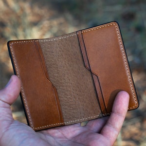 Cartera de tarjeta plegable de cuero, titular de tarjeta minimalista, cartera plegable delgada, estuche de tarjeta de cuero con clase, cartera pequeña cosida a mano, cuero de nogal