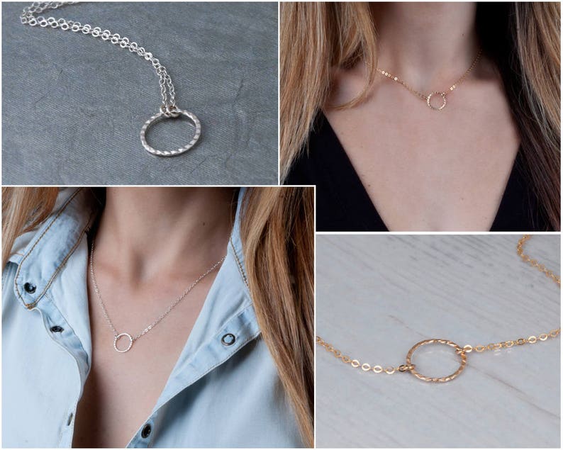 Puede incluir: Tres collares de plata y oro con un simple colgante circular. Los collares se muestran en modelos que llevan diferentes atuendos.