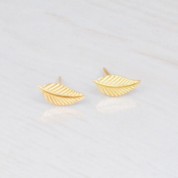 Gold stud earrings leaf best sale design