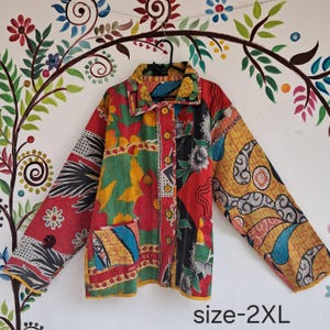 Peut inclure: Une veste en patchwork colorée avec un devant boutonné et des manches longues. La veste est faite de différents tissus et a un style bohème unique. Le texte "size-2XL" est imprimé en bas de l'image.