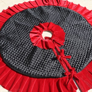 Falda de árbol de Navidad negra con volantes de terciopelo rojo / Decoración gótica para Halloween / Tamaños de 25'' a 100'' Decoración de árbol de lujo