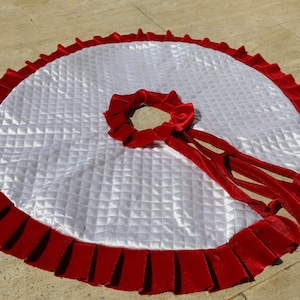 Personalized White Christmas Tree Skirt With Red Velvet Ruffles, 25&#39;&#39;to 100&#39;&#39; Quilted Tree Skirt, Rustic Christmas, Farmhouse Tree Skirt