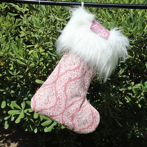 Personalisierter rosa Weihnachtsstrumpf, Damast-Weihnachtsdekor, Zottel-Familienstrumpf-Set, Blush-Rosa-Weihnachtsgeschenk für Mädchen, Namensschild