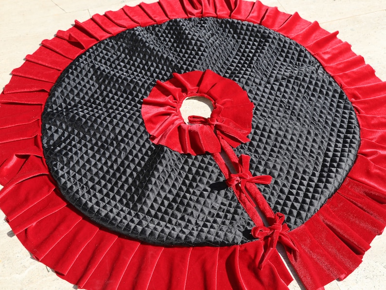 Red And Black Tree Skirt 