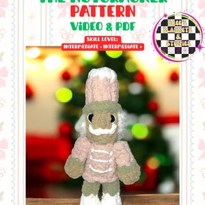 Puede incluir: Muñeca cascanueces de ganchillo en tonos rosa, verde y blanco, con un rostro y uniforme detallados. La imagen incluye el texto "NOEL THE NUTCRACKER PATTERN VIDEO & PDF" y "SKILL LEVEL: INTERMEDIATE - INTERMEDIATE +."