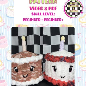 Op de afbeelding: Twee gehaakte verjaardagstaartpatronen, één bruin en één wit, elk met een lachend gezicht en een kaars erop. De afbeelding bevat de tekst "Birthday Cake Pattern" en "Video & PDF". Vaardigheidsniveau: Beginner - Beginner+.