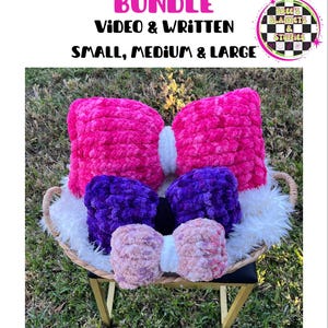May include: A selection of handmade bow pillows in shades of pink, purple, and peach, presented in a woven basket. The image features text: "BOW PILLOW TUTORIAL BUNDLE VIDEO & WRITTEN SMALL, MEDIUM & LARGE." The pillows are displayed on a small table.
