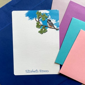 Juego de papel de escribir personalizado Chickadee de 36, juego de papelería de letras de pájaro personalizado, hojas y sobres de correspondencia completos para mujer