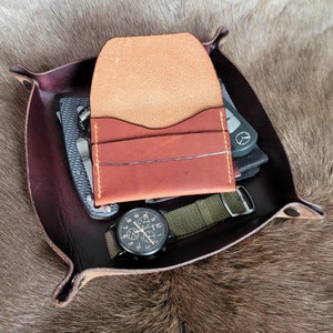 Bolsa de billetera minimalista de cuero hecha a mano - Horween Tan Dublin Full Grain - 4 a 5 Oz. - Cosido a mano con hilo Ritza Tiger.