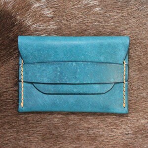 Cartera minimalista de cuero hecha a mano - MPG Italia "Aqua" de grano completo - 4 a 5 oz. - Cosido a mano con hilo Ritza Tiger.