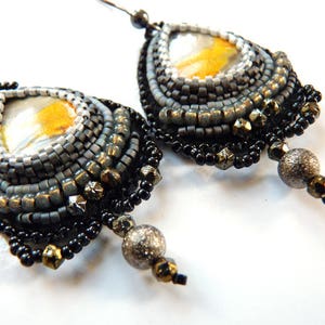 Boucles d'oreilles brodées de perles, jaspe bumble bee, gris, noir, jaune image 4