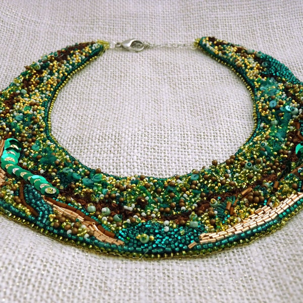 Collier plastron vert et or, doré, perles et paillettes, brodé de perles