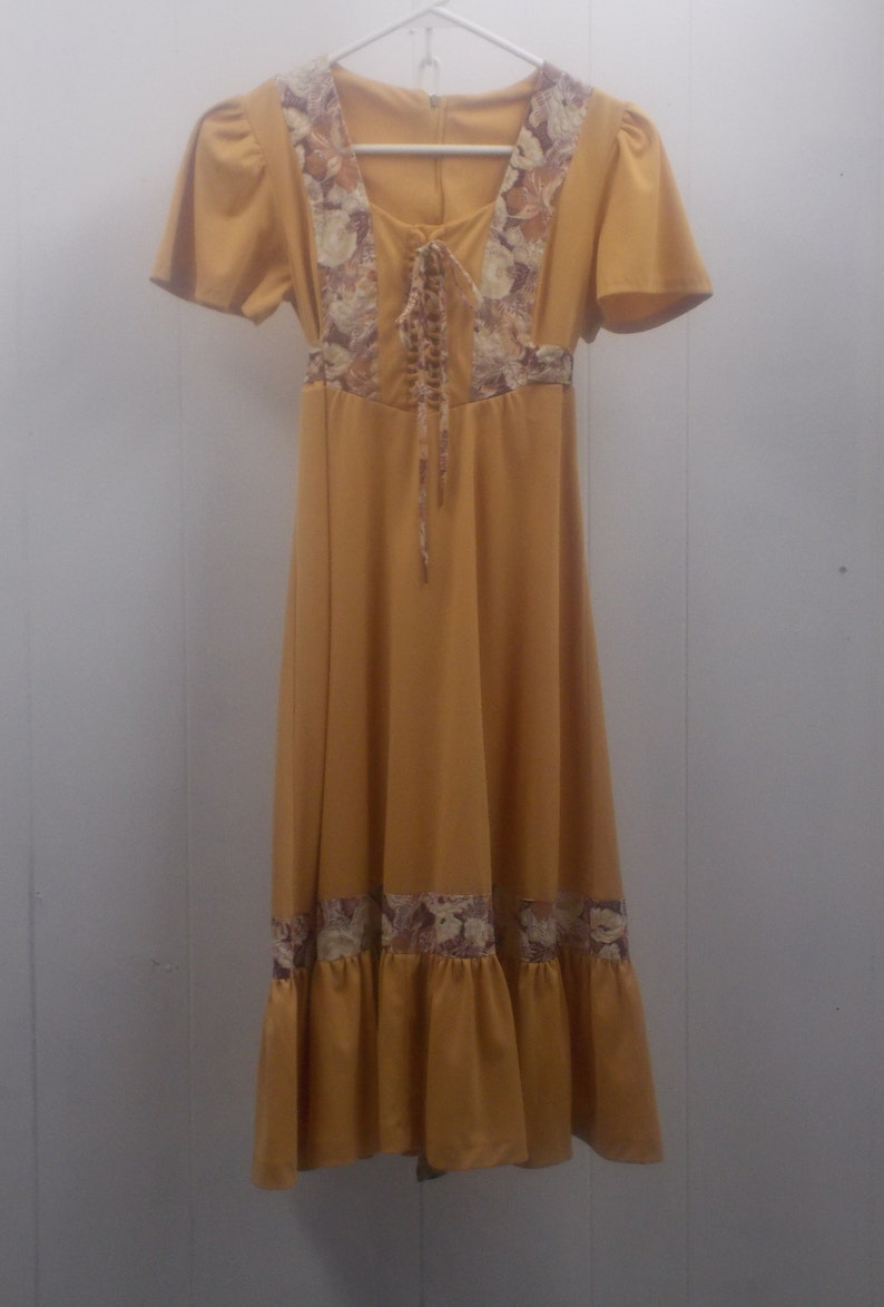 70/'s Gold Bo Ho Short Sleeve DressFeaturing Lace-up Bodice wFloral Accents Matching Tie Back /& Lower Panel Bottom Ruffle....Size 7
