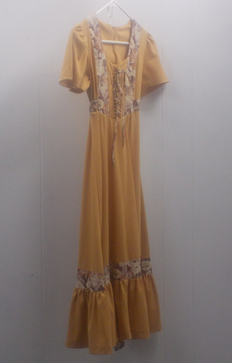 70/'s Gold Bo Ho Short Sleeve DressFeaturing Lace-up Bodice wFloral Accents Matching Tie Back /& Lower Panel Bottom Ruffle....Size 7