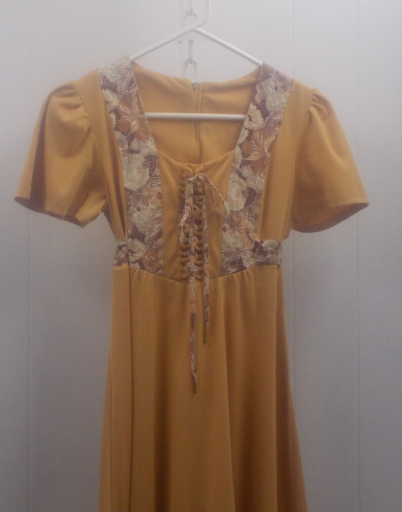 70/'s Gold Bo Ho Short Sleeve DressFeaturing Lace-up Bodice wFloral Accents Matching Tie Back /& Lower Panel Bottom Ruffle....Size 7