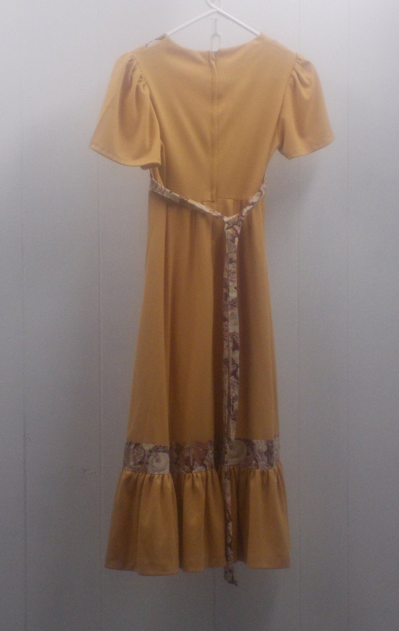 70/'s Gold Bo Ho Short Sleeve DressFeaturing Lace-up Bodice wFloral Accents Matching Tie Back /& Lower Panel Bottom Ruffle....Size 7