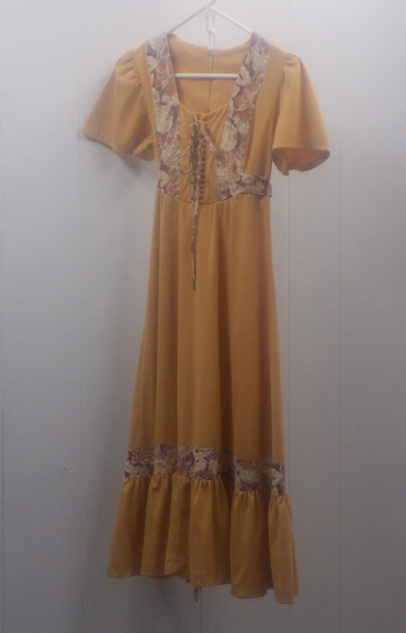 70/'s Gold Bo Ho Short Sleeve DressFeaturing Lace-up Bodice wFloral Accents Matching Tie Back /& Lower Panel Bottom Ruffle....Size 7