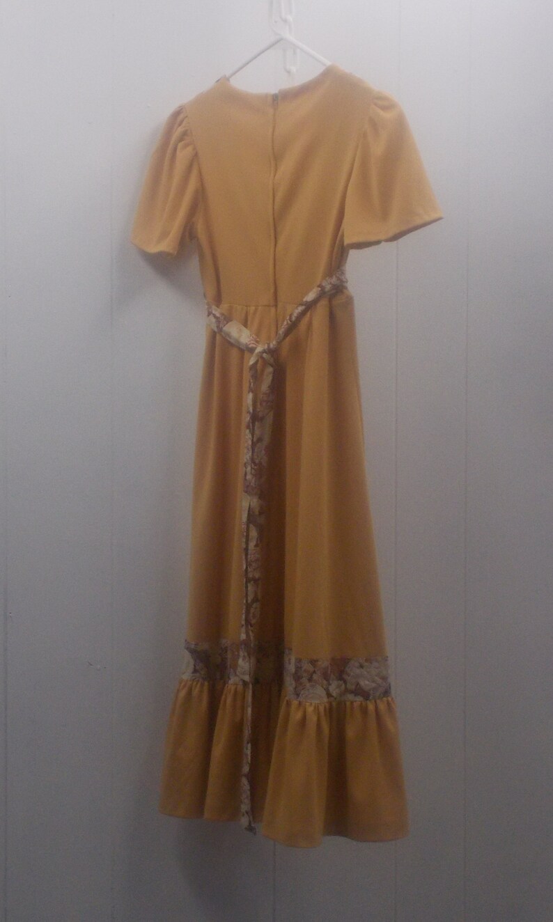 70/'s Gold Bo Ho Short Sleeve DressFeaturing Lace-up Bodice wFloral Accents Matching Tie Back /& Lower Panel Bottom Ruffle....Size 7