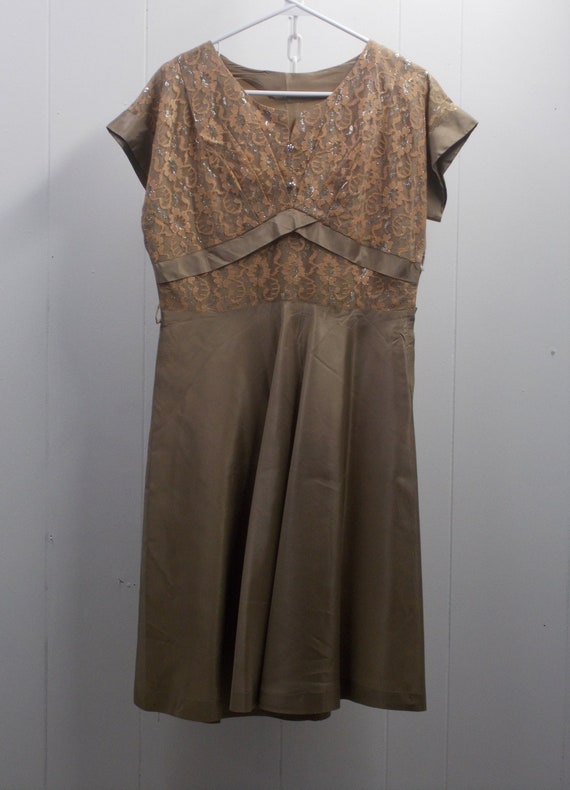 An Elegant Brown Short Sleeve Dress from the 50's!