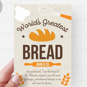 Könnte beinhalten: Eine druckbare Karte im Format 3,5 x 5 Zoll mit einer braunen und orangefarbenen Illustration eines Laibes Brot. Der Text "World's Greatest Bread" befindet sich in einem braunen Kreis mit weißen Sternen. Der Text "John 6:35" befindet sich unter der Brotillustration. Der Text "Jesus sagte: "Ich bin das Brot des Lebens. Wer zu mir kommt, wird niemals hungern, und wer an mich glaubt, wird niemals Durst haben." befindet sich unter dem Text "John 6:35".