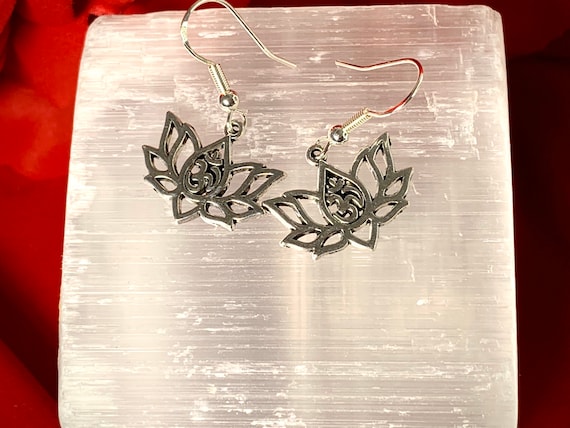 Orecchini pendenti Boho con fiore di loto in argento sterling, orecchini floreali fantasia in argento 925, gioielli spirituali Yogi da donna in filigrana fatti a mano - Italia