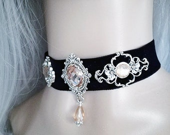 Elegant victorian gothic velvet choker