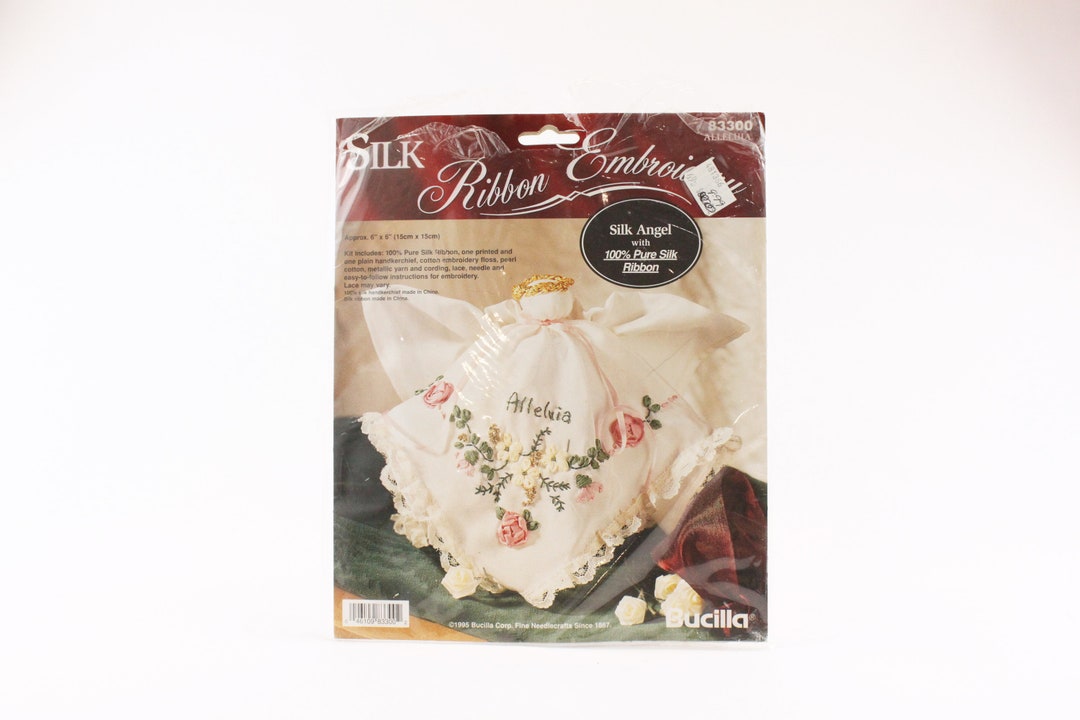 ANCIENNE BRODERIE RUBANS sur MOIRE DOUBLÉE SOIE XIXe DÉCOR CORBEILLE de