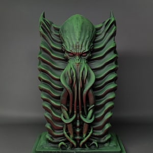 Estatuilla de Cthulhu Green con naipes de Lovecraft
