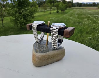 Handgemaakte horlogestandaard van steen en hout voor 2 horloges | Unieke bureau-organizer