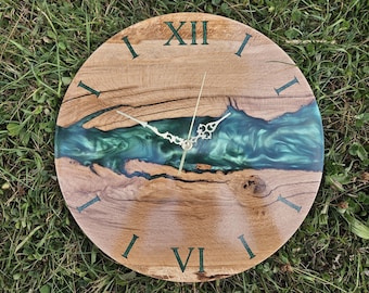 Orologio da parete in legno con resina epossidica / bordo naturale, numeri romani