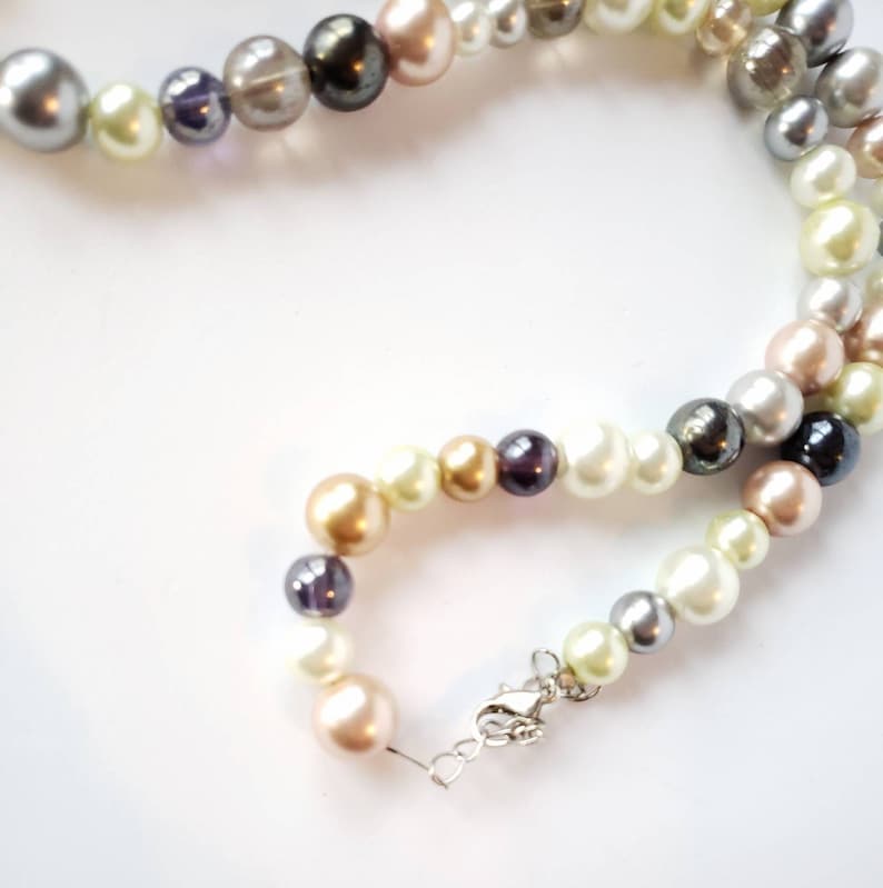 ABSOLUTELY LOVELY Vintage Glass Beaded Necklace-Pastels-PearlsMulti Colored-All Orders Only 99c Shipping!