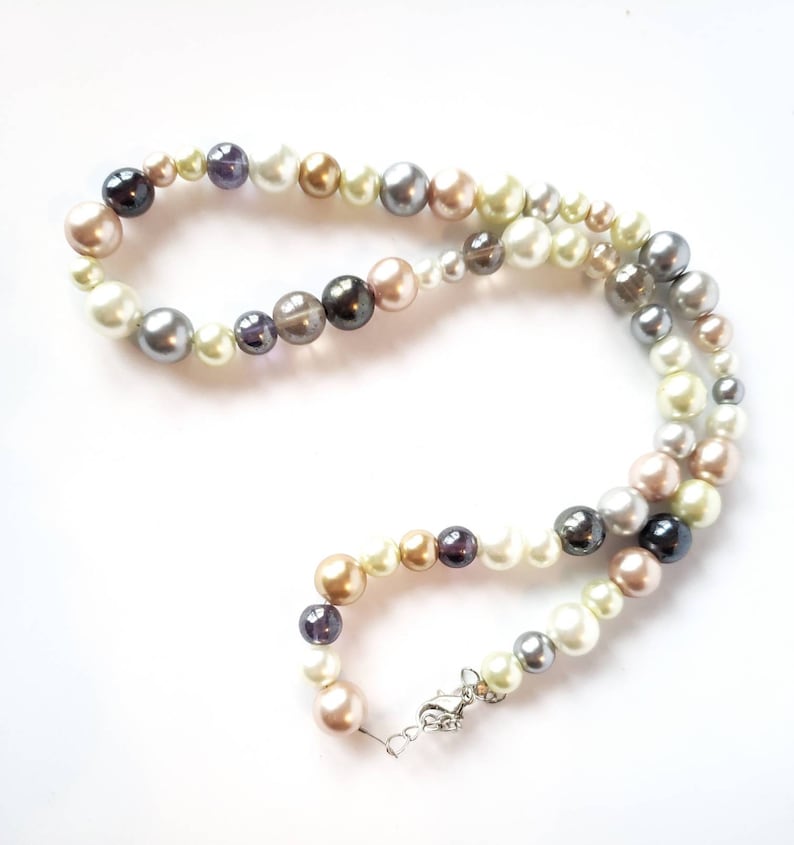 ABSOLUTELY LOVELY Vintage Glass Beaded Necklace-Pastels-PearlsMulti Colored-All Orders Only 99c Shipping!