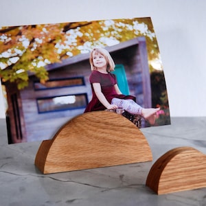 Half Moon Photo Holder Ensemble en chêne de 4 Minimaliste Scandinave Mid Century Porte-carte de place Design scandinave Mariage