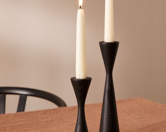 Ensemble de 2 bougies chandeliers en bois tourné à la main en frêne noir, décoration scandinave minimaliste, style Mid-Century moderne, design lent Hygge simple