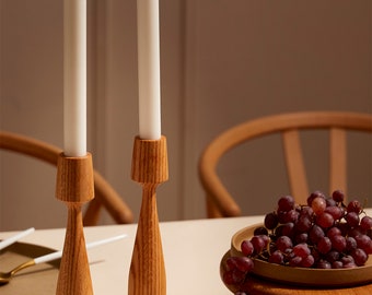 Lot de 2 bougeoirs en bois de chêne. Bougeoirs en bois tournés à la main pour une décoration hygge. Bougeoir minimaliste pour une décoration de table. Albert. Scandinave