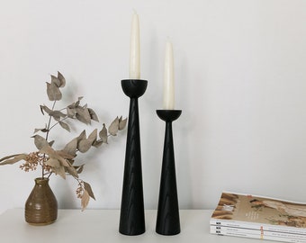 Ensemble de 2 bougeoirs Victoria en frêne noir tourné à la main minimaliste en bois, design lent scandinave du milieu du siècle, Hygge Simple