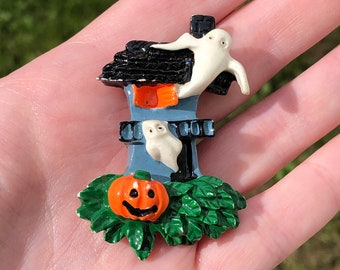 Vintage haunted house ghost brooch, made of resin, cute!
