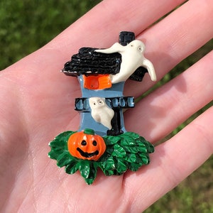 Vintage haunted house ghost brooch, made of resin, cute!