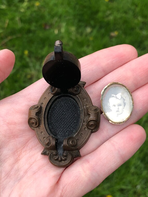 Victorian mourning locket brooch, vulcanite, with… - image 3