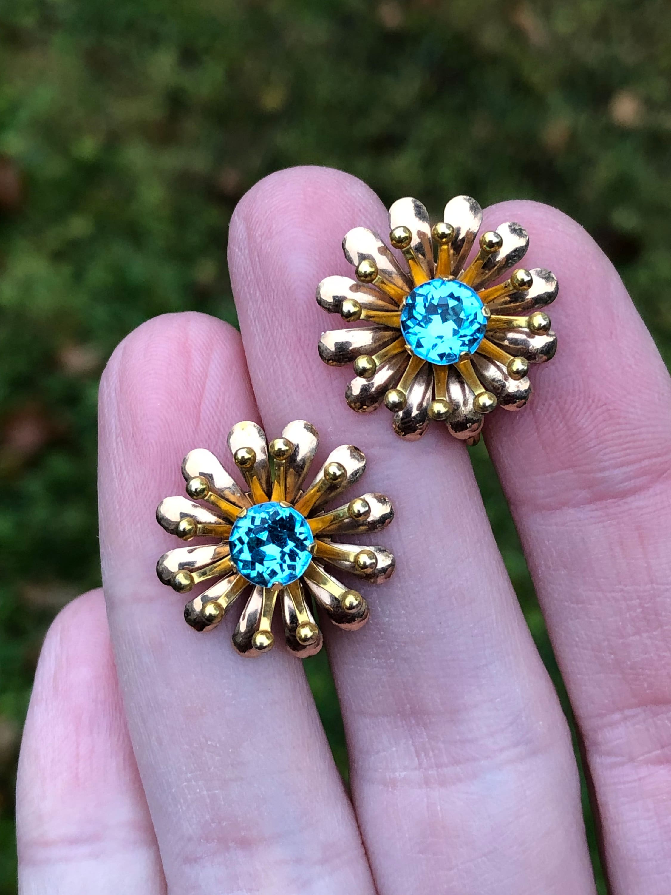 Vintage 1940s Floral Screw back Earrings - Vintage Jewerly Collect