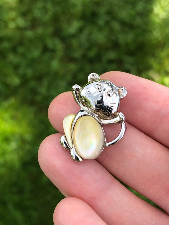 Sterling mouse pendant with mother of pearl body, 