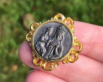 Liten vintage Maria och Jesus-nål med utsmyckad mässingsram