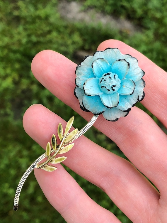 Broche Artisanale Fleur Multicolore (bleu, Jaune, Blanc) – Neuf Sans Boîte