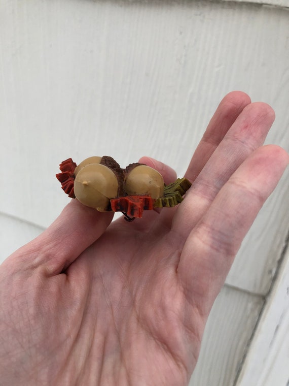 Acorn and leaf vintage plastic brooch, beautiful … - image 2