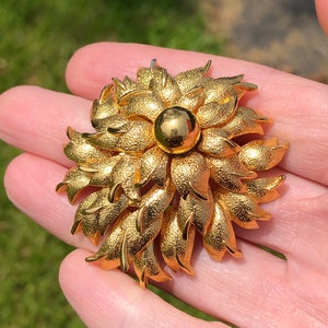 1970s chunky textured brooch, large and dimensional! Gold tone costume jewelry.