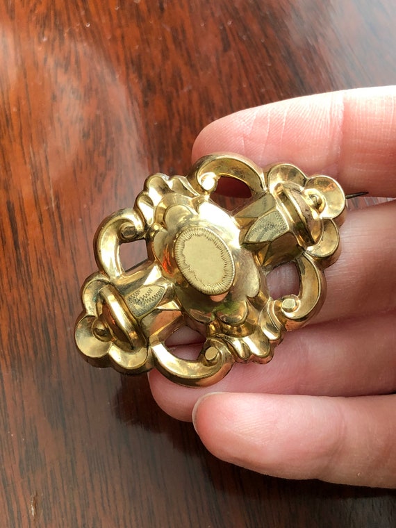 Large Victorian gilt brooch